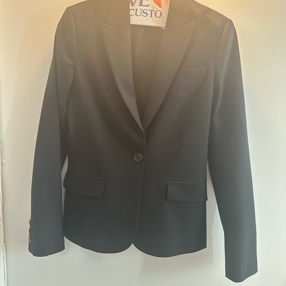 REVOLVE X THEORY Etiennette Blazer Size: 4, like new condition, in Black - Picture 6 of 11